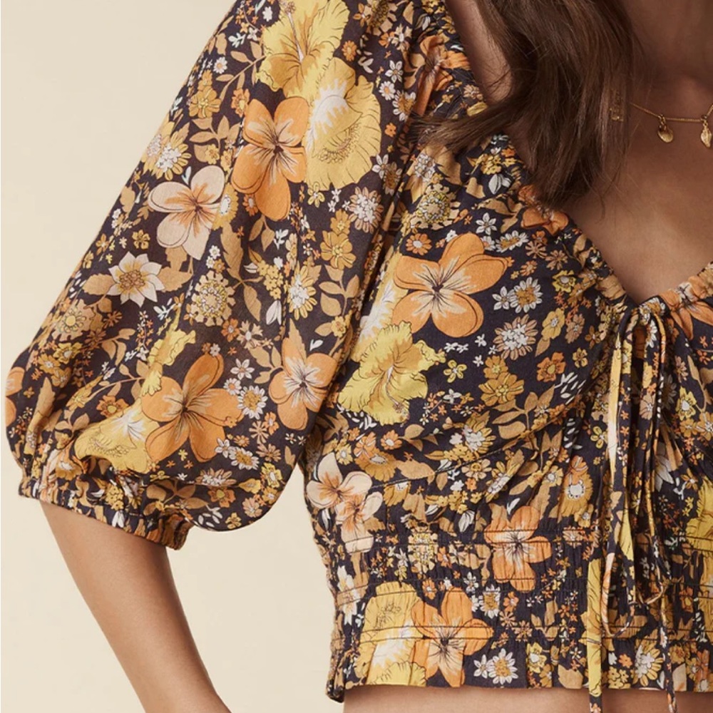 🧳 Spell Hibiscus Lane Short Sleeve Blouse in Licorice - Picture 2 of 7